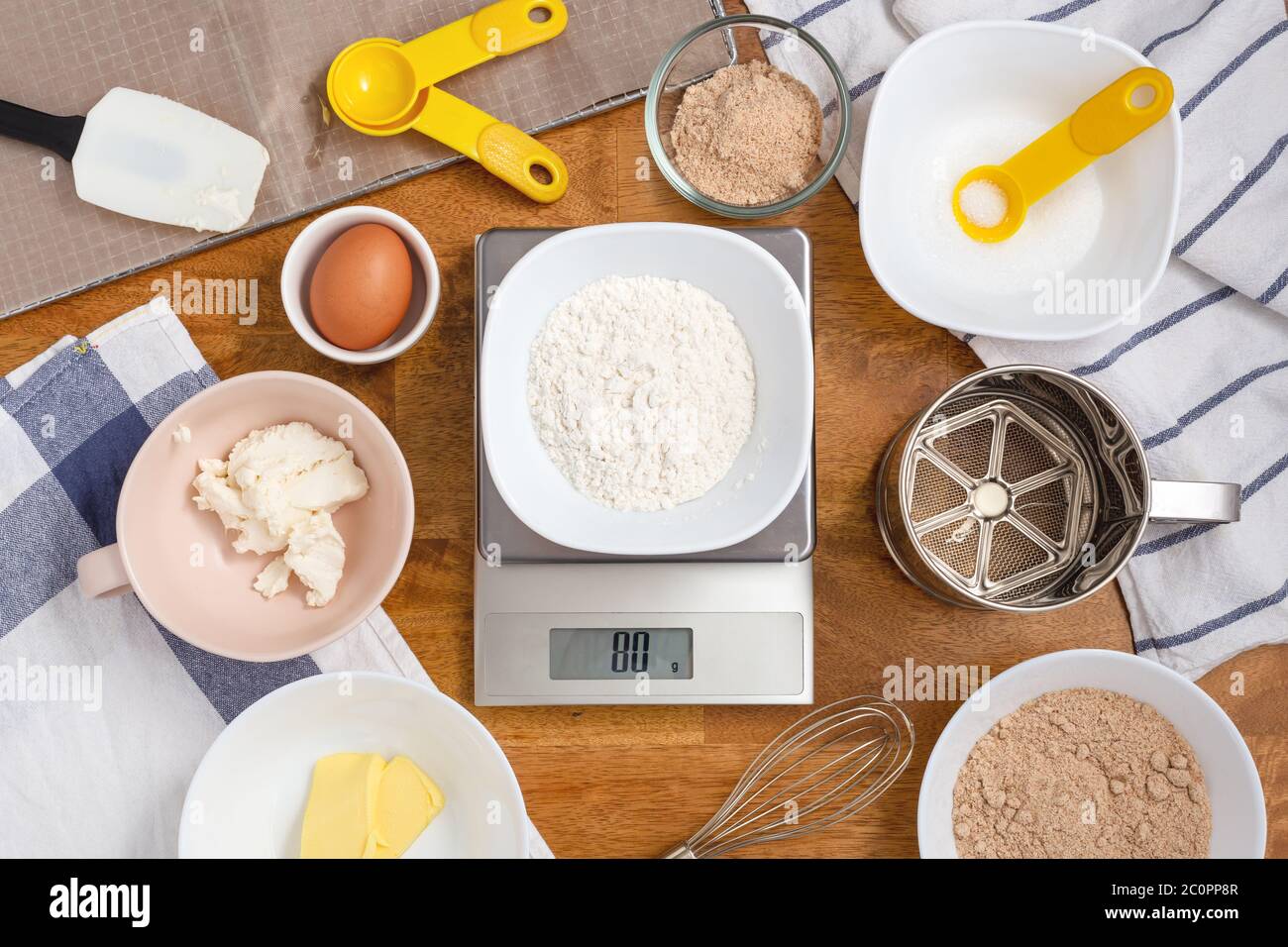 Mehl im digitalen Maßstab mit Keksen zum Backen auf Holztisch Stockfoto