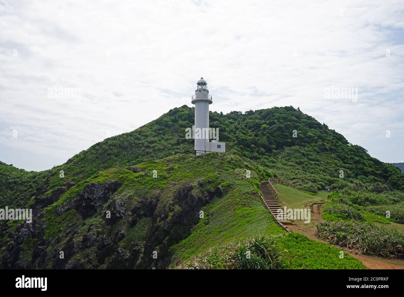 Weißer Leuchtturm auf dem Hügel, Ishigaki Island, Okinawa Japan Stockfoto