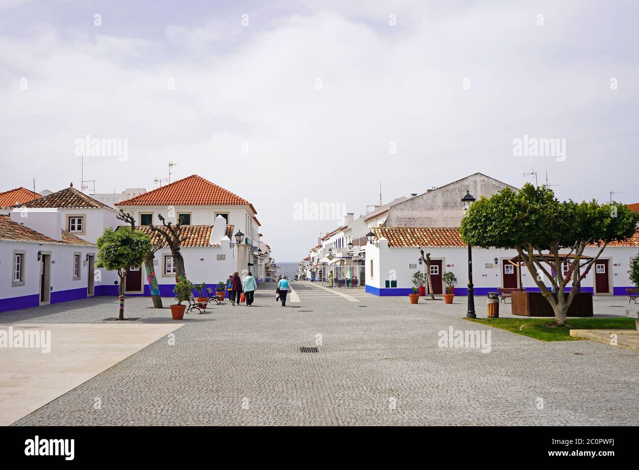 Ein zentraler Platz im portugiesischen Küstendorf Porto Covo Stockfoto