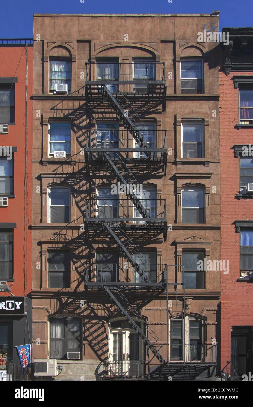 New York City Wohnung mit externen Feuertreppe an der vorderen Ziegelfassade an einem Sommertag im Oktober in Manhattan Stockfoto
