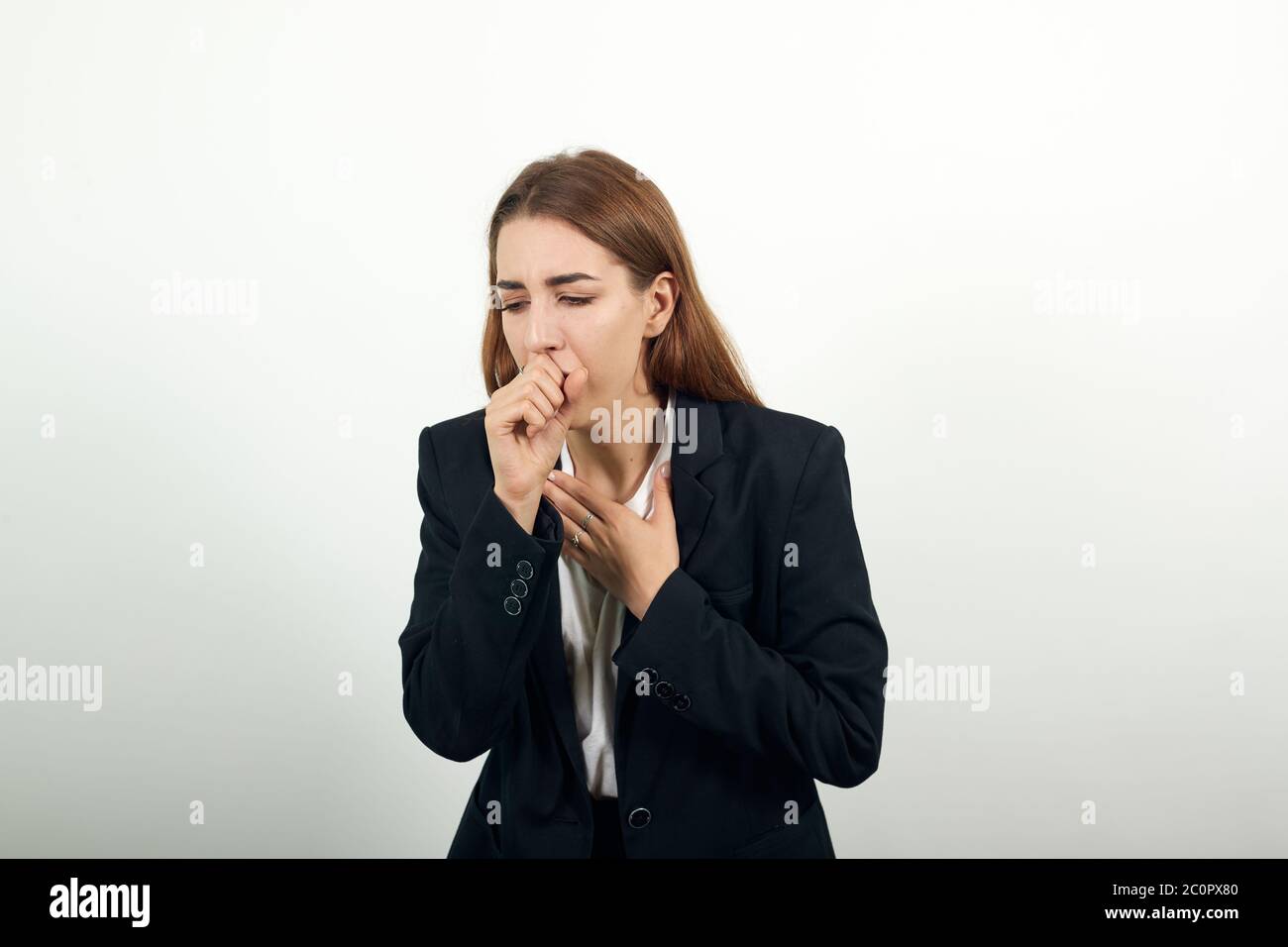 Hustet, bedeckt den Mund mit der Hand. Für Artikel Krankheiten obere Atemwege, Stockfoto