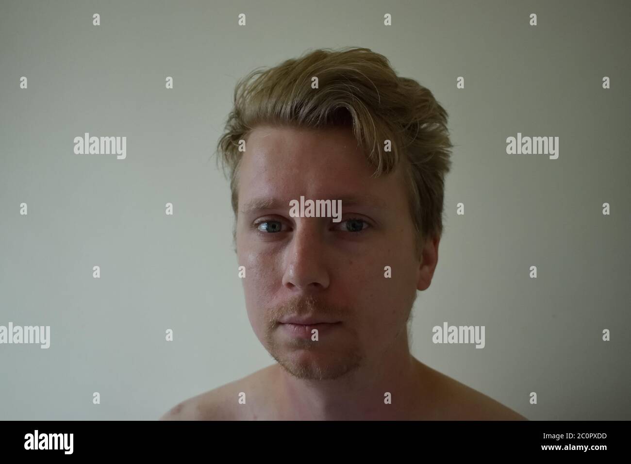 Junger Mann in seinen Mitte 20 Jahren mit besorgter Expression Stockfoto