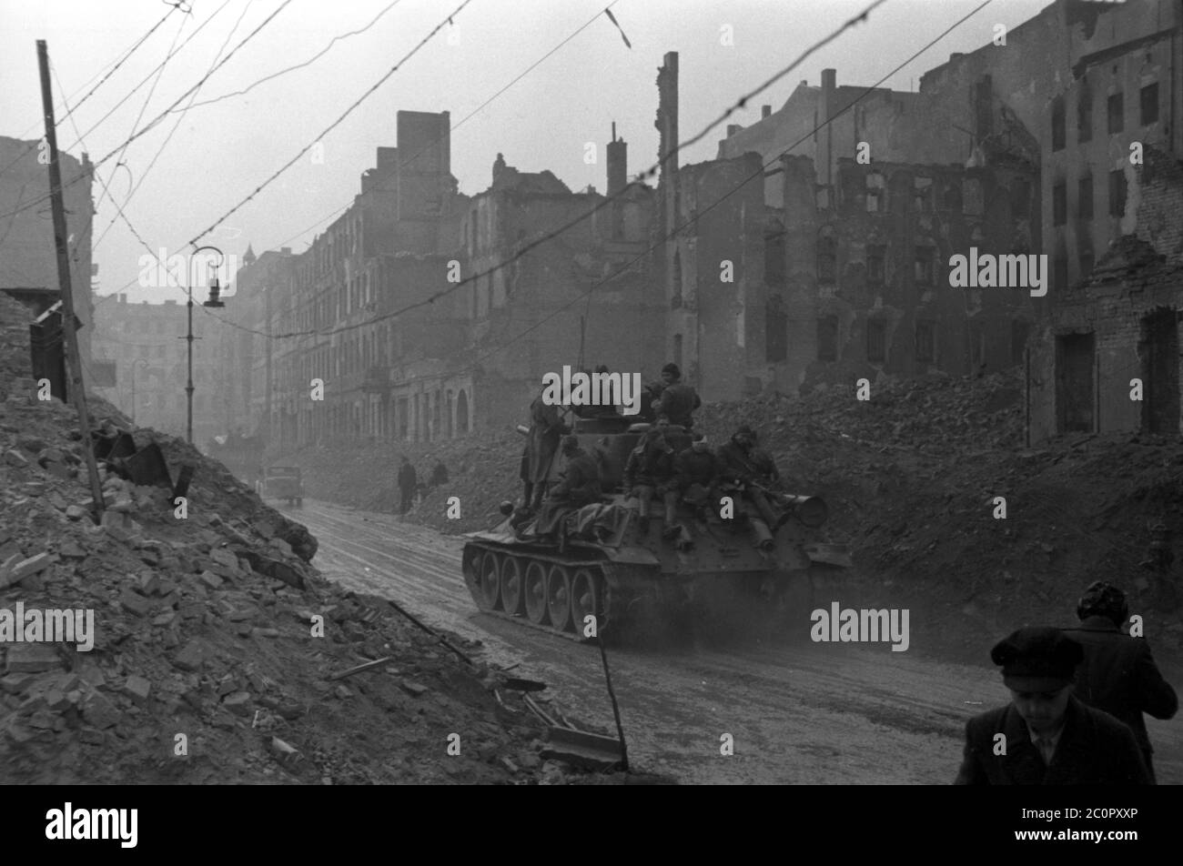 29. & 30.04.1945 Kampf / Schlacht um Berlin Rote Armee T-34/85 - 29. Und 30. April 1945 Kampf in Berlin mit der Roten Armee mit Panzer T-34 85 Stockfoto