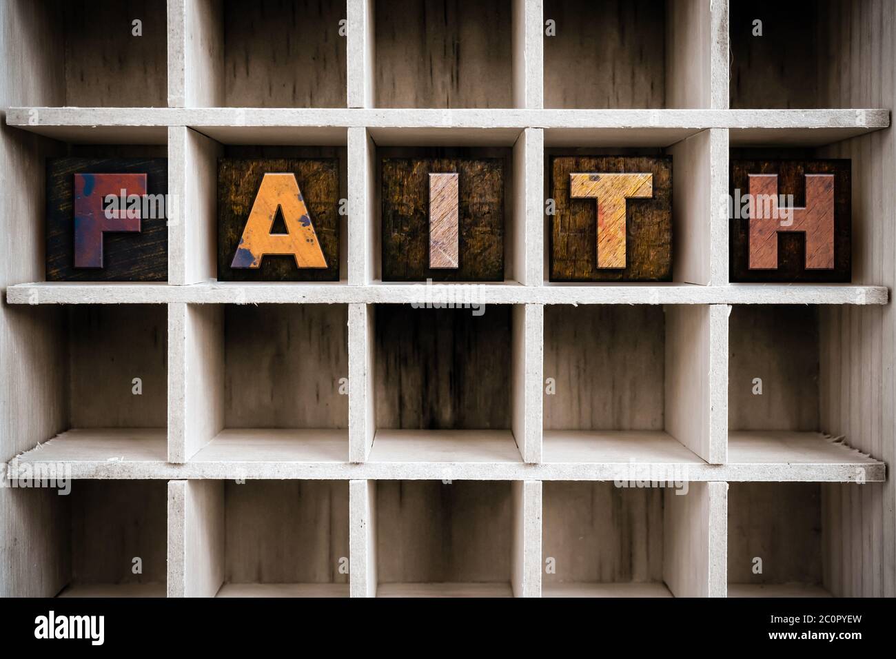 Faith Konzept Holzbrieftpresse Typ in Draw Stockfoto