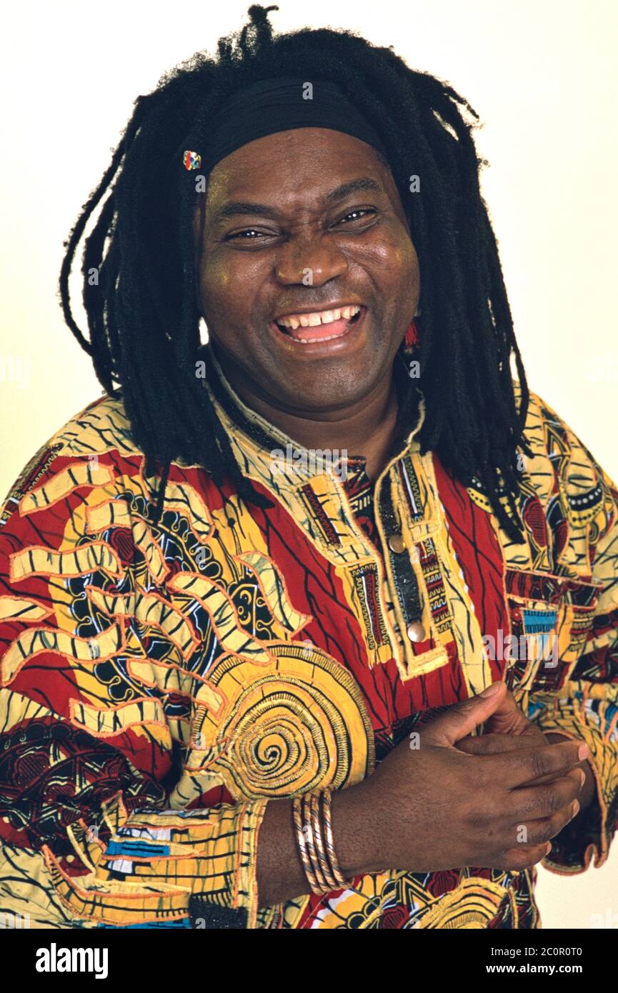 08.02.1998, der kamerunische Popsänger Wes Madiko vom Weltmusik-Duo Wes auf der RSH Gold Dance Chart Party in der Ostseehalle in Kiel. Ihren größten Hit hatten sie 1997 und 1998 mit dem Kultlied 'Alane'. Porträt des fröhlichen Sängers vor neutralem Hintergrund. Weltweit eingesetzt Stockfoto