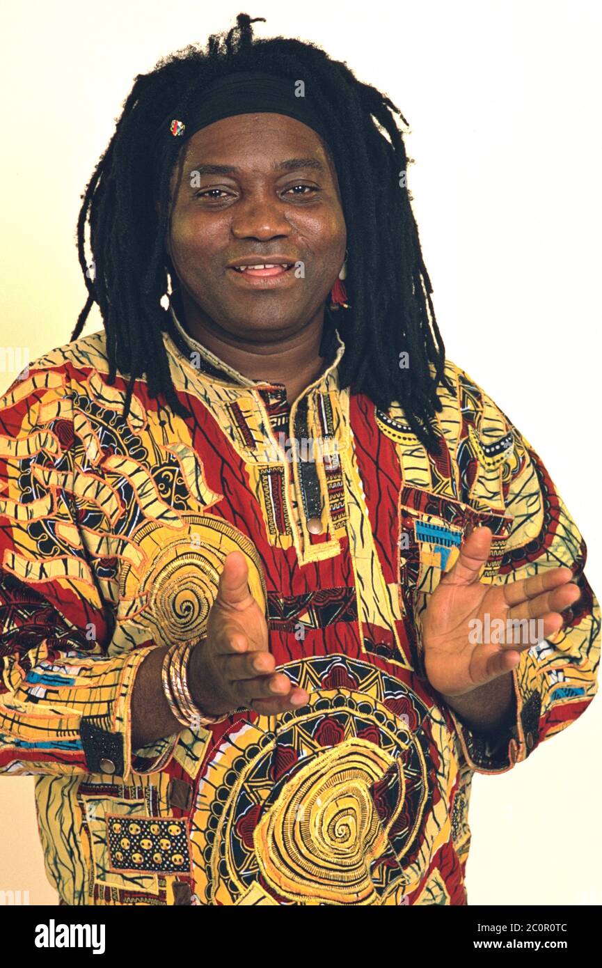 08.02.1998, der kamerunische Popsänger Wes Madiko vom Weltmusik-Duo Wes auf der RSH Gold Dance Chart Party in der Ostseehalle in Kiel. Ihren größten Hit hatten sie 1997 und 1998 mit dem Kultlied 'Alane'. Porträt des fröhlichen Sängers vor neutralem Hintergrund. Weltweit eingesetzt Stockfoto