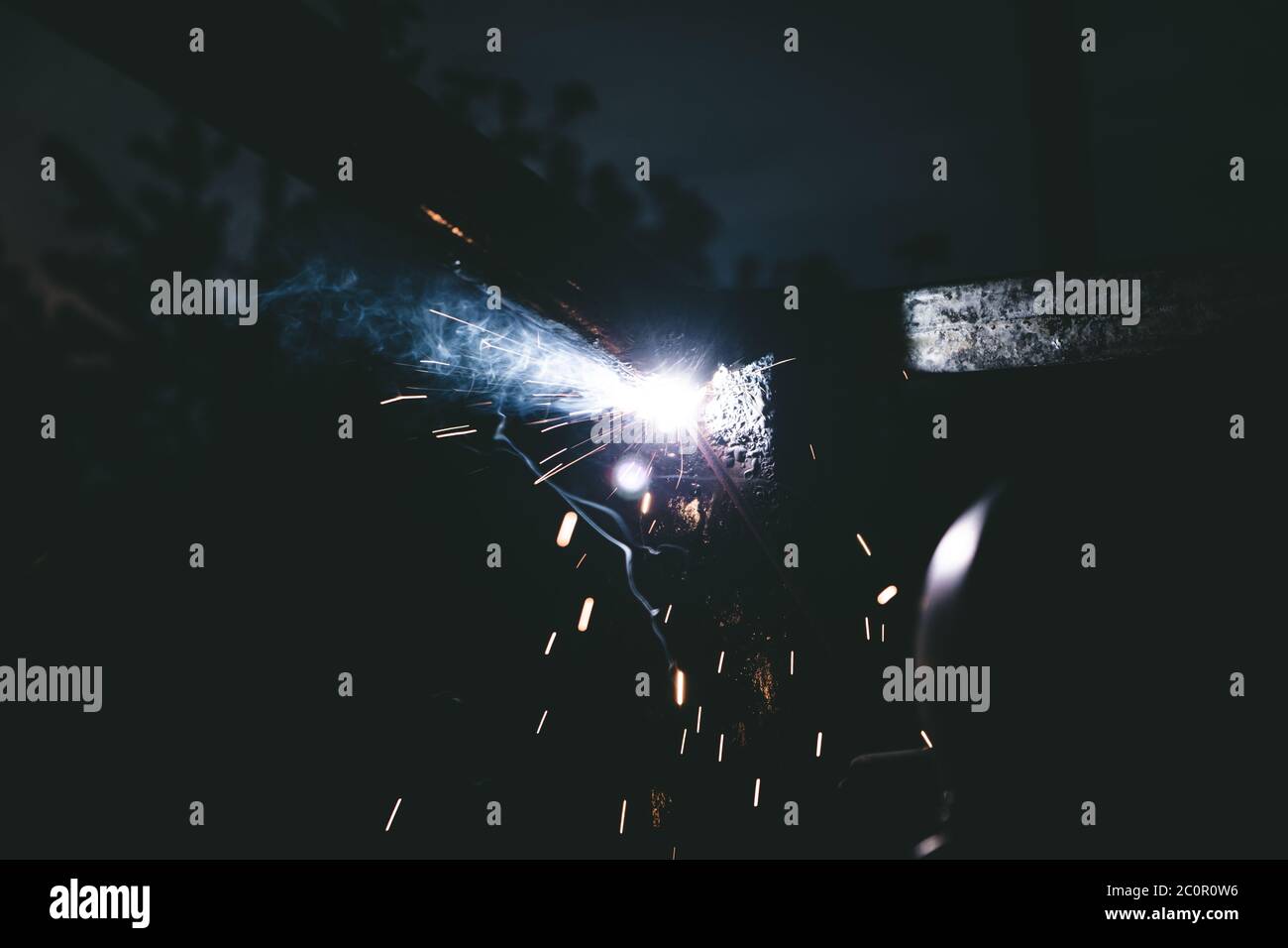 Arbeiter Schweißer Arbeits Schweißen Stahl Sicherheitsmaske . Industrieschweißer mit Taschenlampe und Schutzhelm Stockfoto