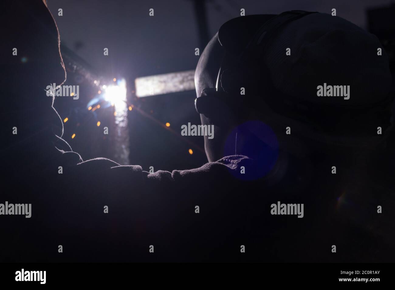 Arbeiter Schweißer Arbeits Schweißen Stahl Sicherheitsmaske . Industrieschweißer mit Taschenlampe und Schutzhelm Stockfoto