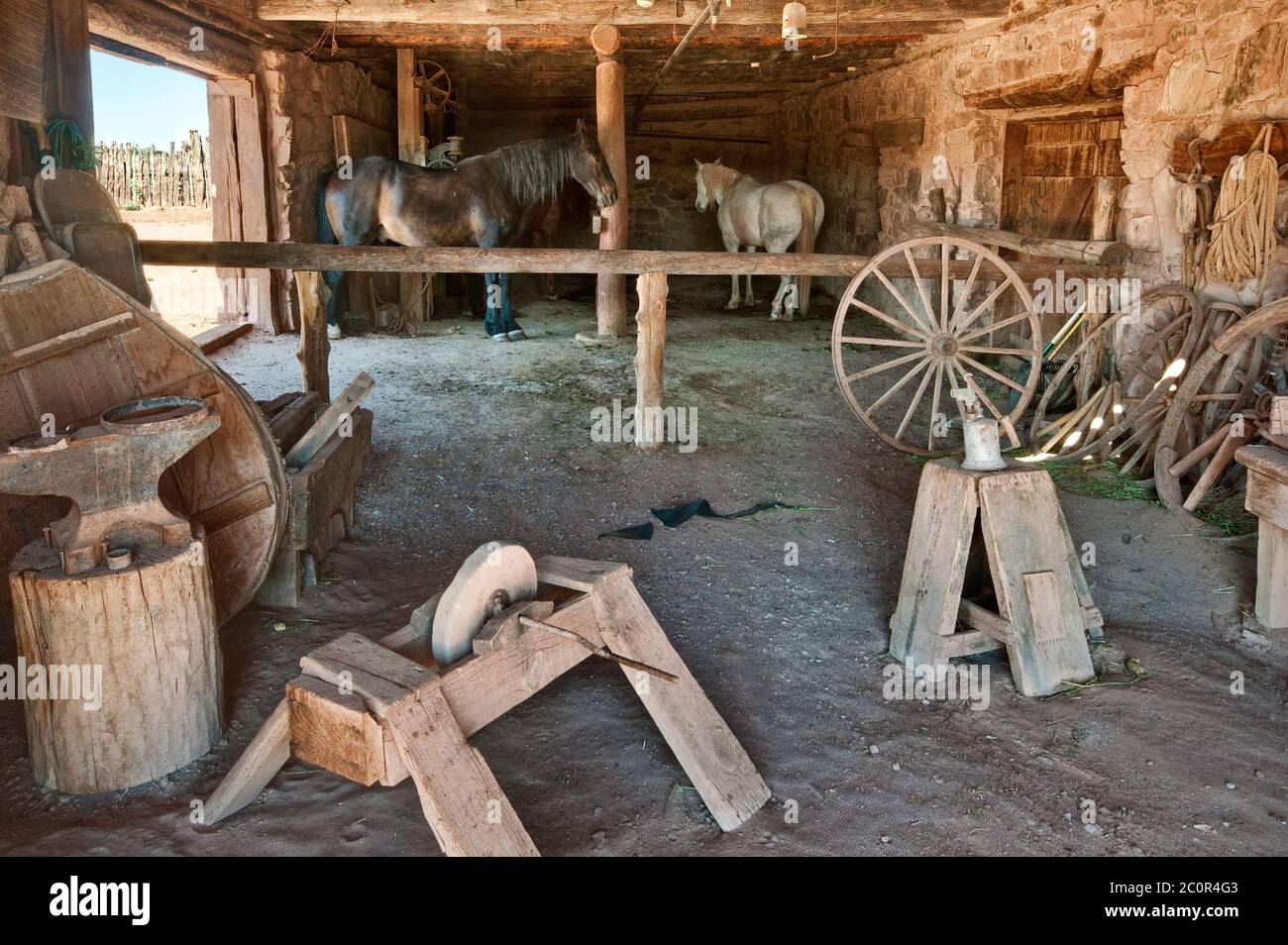 Schmiede, Pferde in der nationalen historischen Stätte Hubbell Trading Post, Navajo Indianerreservat, Ganado, Arizona, USA Stockfoto