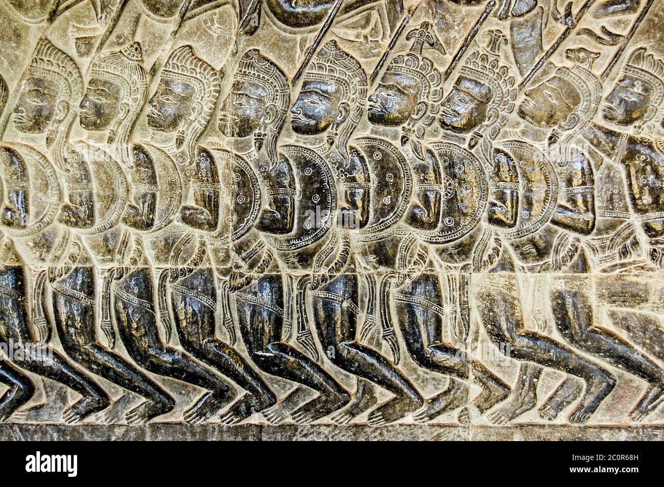 Bas Relief der Pandava Soldaten marschieren zur Schlacht von Kurukshetra, wie in der Mahabharata beschrieben. Geschnitzte Skulptur aus dem elften Jahrhundert, Mauer von Angkor Wat tem Stockfoto