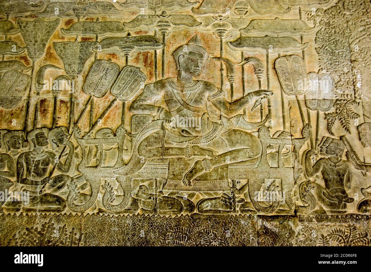 Bas Relief Skulptur von König Suryavarman II umgeben von Themen mit Sonnenschirmen und Ventilatoren. Angkor Wat Tempel, Siem Reap, Kambodscha. Stockfoto