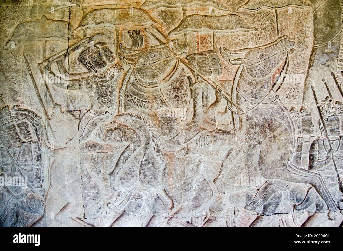 Alte Basrelief Schnitzerei von Kavalleriesoldaten winken ihre Waffen in der Schlacht. Südgalerie des Angkor Wat Tempels, Siem Reap, Kambodscha. Geschnitzt in t Stockfoto