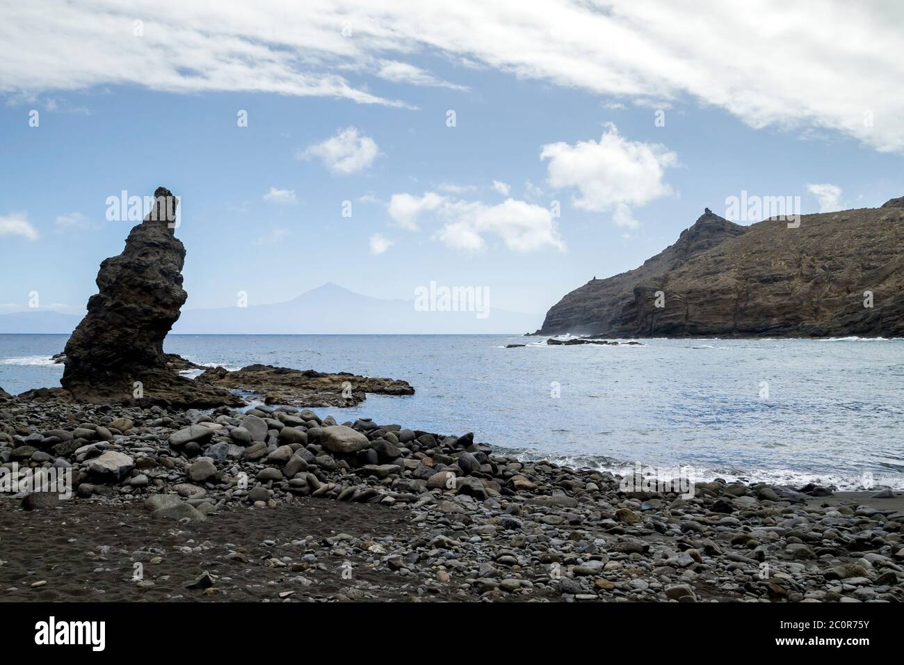 Felsformationen und der Teide im Hintergrund am Strand Playa la Caleta in Hermigua, La Gomera, Kanarische Inseln, Spanien Stockfoto
