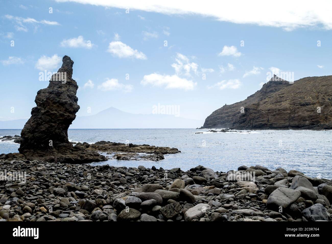 Felsformationen und der Teide im Hintergrund am Strand Playa la Caleta in Hermigua, La Gomera, Kanarische Inseln, Spanien Stockfoto