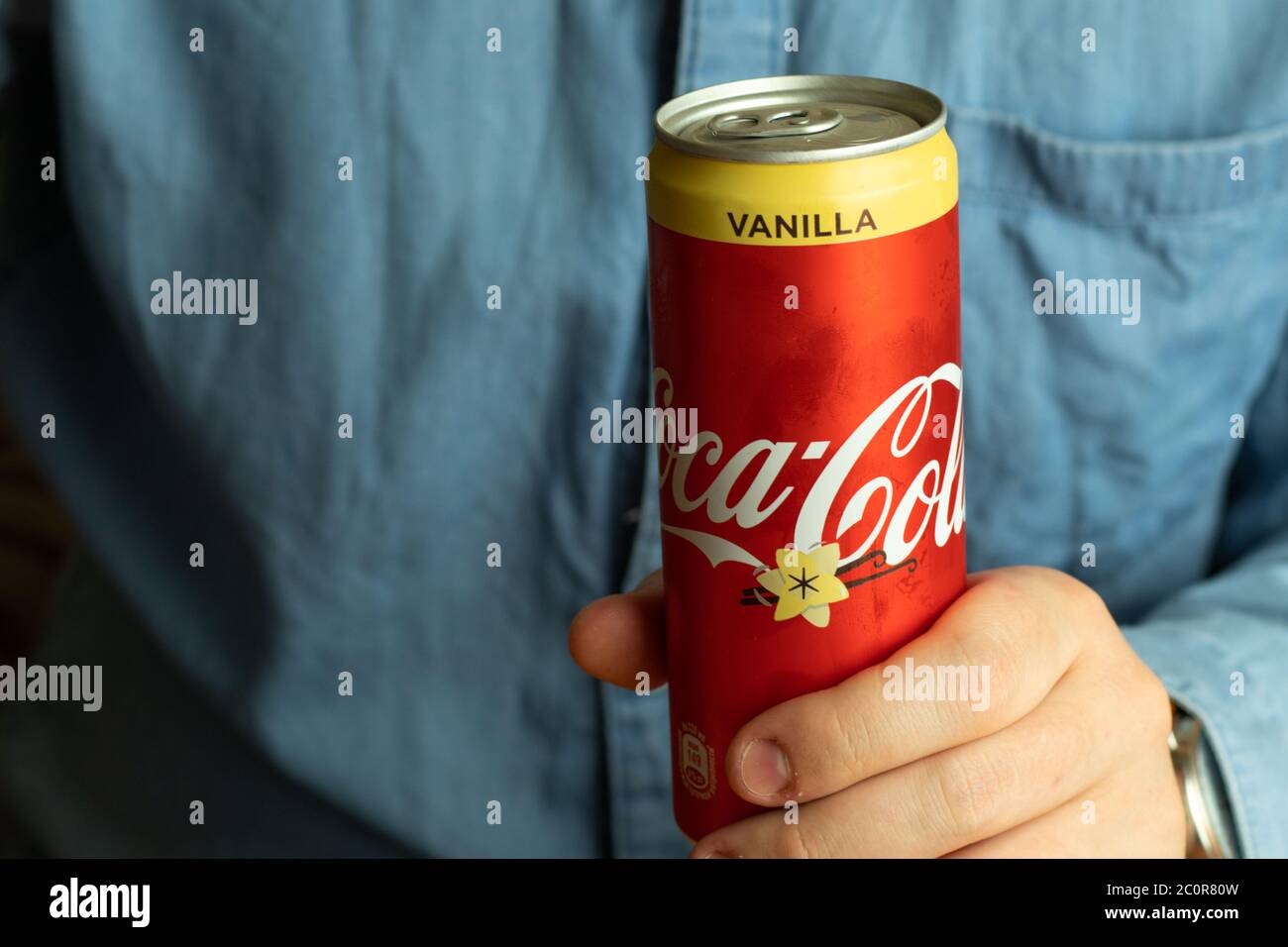 Los Angeles, California, USA - 1. Juni 2020: Coca-Cola Vanilla Dose in der Hand Nahaufnahme, illustrative Editorial. Stockfoto