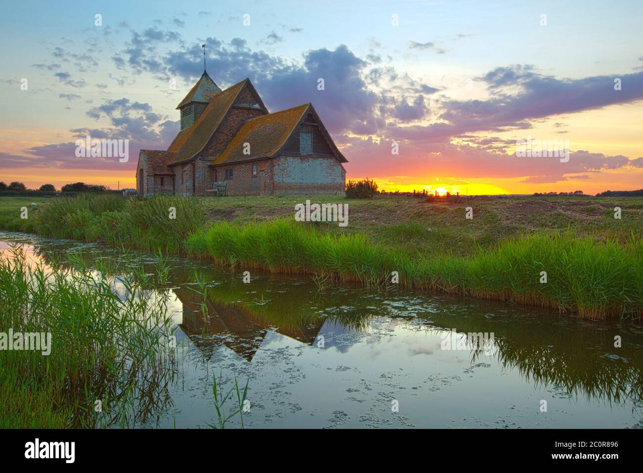 Fairfield Church auf Romney Marsh bei Sonnenuntergang, in der Nähe von Brookland, Kent, England, Großbritannien, Europa Stockfoto