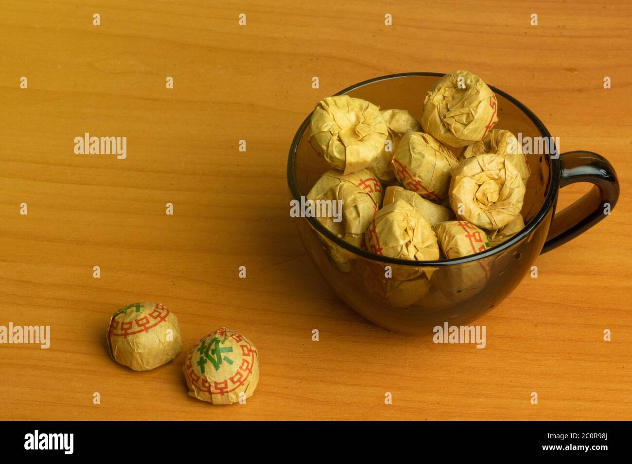 Kräuterteepackungen in kleiner Tasse. Traditioneller china-Tee. Hintergrund des Kopierbereichs. Draufsicht. Stockfoto