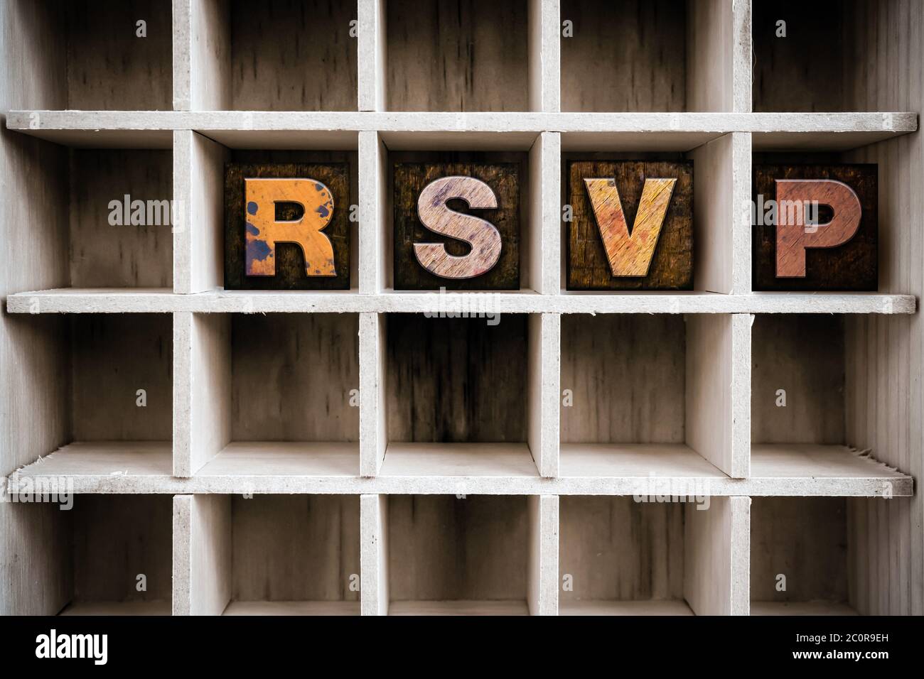 RSVP Konzept Holzbrieferpresse Typ in Schublade Stockfoto