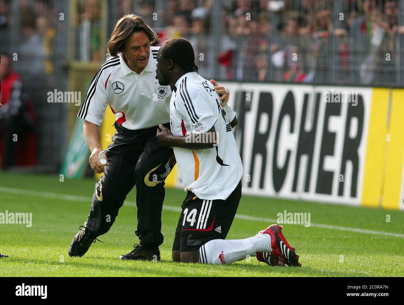 Freiburg, Deutschland. 27. Mai 2006. firo Fussball, Fuvuball, 27. Mai 2006, internationales Spiel, freundlich Deutschland - Luxemburg 7: 0 Gerald Asamoah, GER, zusammen mit Teamarzt Dr. Hans-Wilhelm Mvºller-Wohlfahrt Copyright by firo sportFoto: Pfefferackerstr. 2a 45894 Gelsenkirchen www.firosportphoto.de mail@firosportphoto.de (Volksbank Bochum-Witten) Bankleitzahl: 430 601 29 Kt.Nr.: 341 117 100 Tel: 0209 - 9304402 Fax: 0209 - 9304443 weltweite Nutzung Kredit: dpa/Alamy Live News Stockfoto