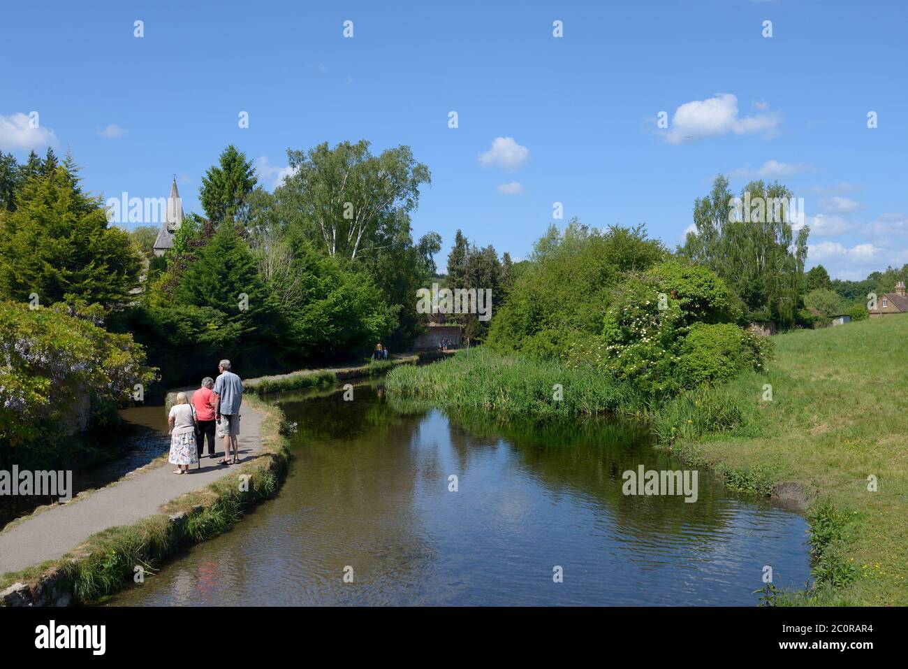 Loose Village, Kent, Großbritannien. Mai 2020. Die Menschen nutzen das schöne Wetter, um einen Spaziergang entlang des schmalen Fußweges in Loose Brooks, dem Bach, zu machen Stockfoto