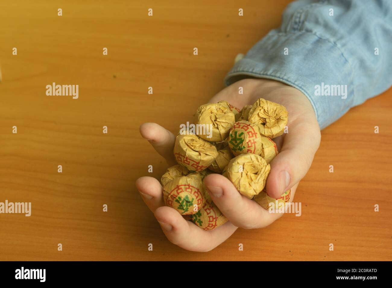 Hand mit chinesischen Kräutertees Draufsicht. Hintergrund des Kopierbereichs. Stockfoto