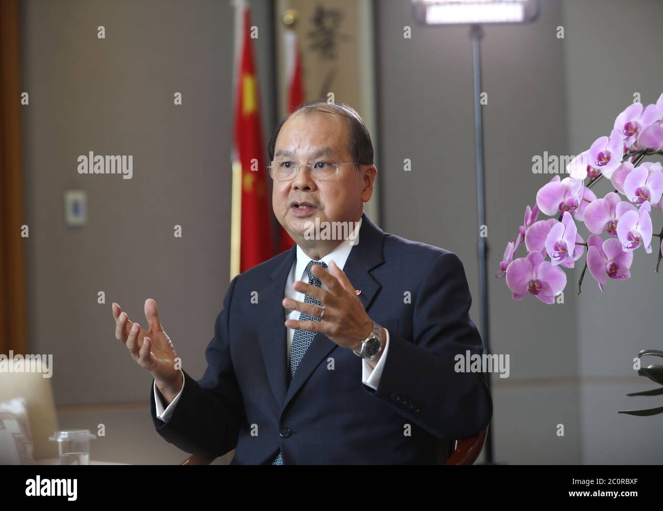 (200612) -- HONGKONG, 12. Juni 2020 (Xinhua) -- der Chef-Sekretär für Verwaltung der Regierung der Sonderverwaltungsregion Hongkong (HKSAR), Matthew Cheung, spricht während eines Interviews mit Xinhua in Hongkong, Südchina, 10. Juni 2020. ZUM Interview: Nationale Sicherheitsgesetzgebung "ein Schritt in die richtige Richtung": Hochrangiger HKSAR-Beamter (Xinhua/Wu Xiaochu) Stockfoto