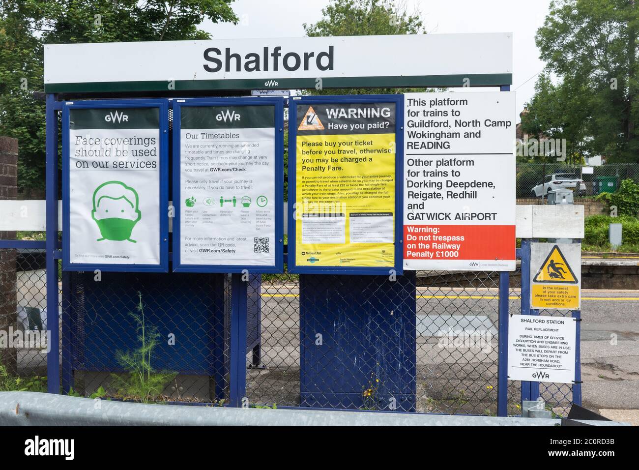 Mitteilungen am Bahnhof Shalford, die Fahrgäste über Gesichtsbedeckungen informieren, sollten während der Pandemie des Coronavirus covid-19 von 2020 in Großbritannien in Zügen verwendet werden Stockfoto