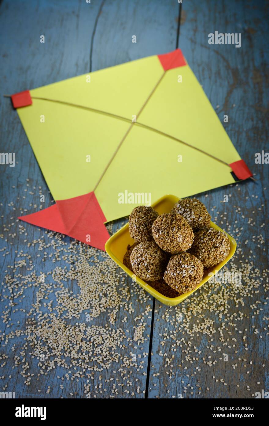 Sesame laddu in Bowl, Makar sankranti Festivalkonzept Stockfoto