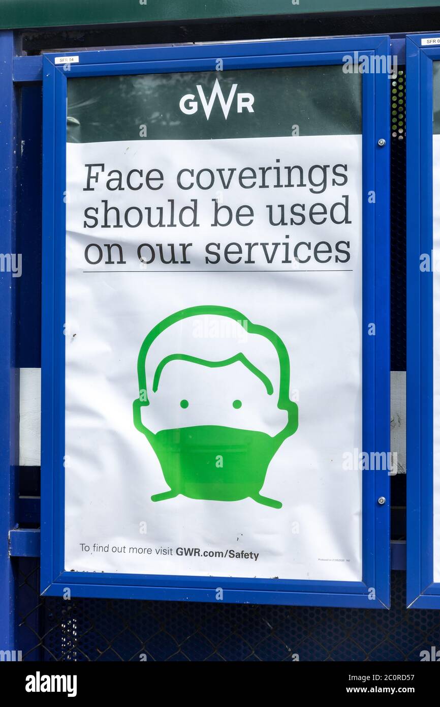 Hinweis am britischen Bahnhof, der die Passagiere informiert, dass während der Pandemie des Coronavirus covid-19 im Juni 2020 Gesichtsbedeckungen in Zügen verwendet werden sollten Stockfoto