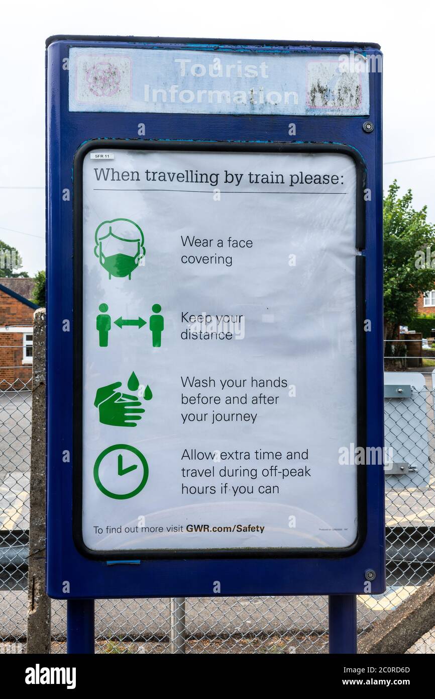 Hinweis zu Sicherheitsbestimmungen für Zugfahrten während der Coronavirus-Pandemie Covid-19, Juni 2020, Großbritannien Stockfoto