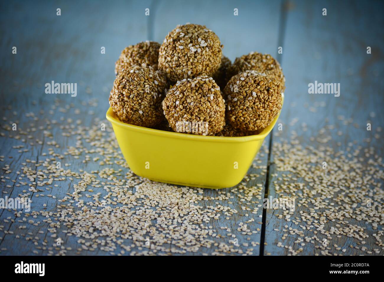 Sesam Laddu in Schale auf Holzhintergrund Stockfoto