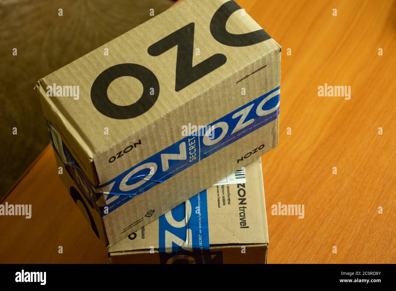 Los Angeles, California, USA - 1. Juni 2020: Ozon Box Delivery Paket close-up, illustrative Editorial. Stockfoto