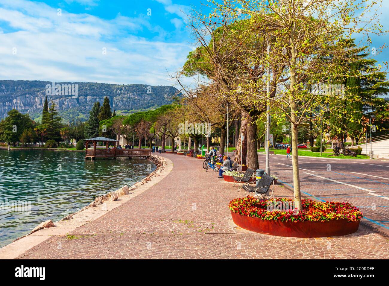 Waterfront in Garda Stadt, am Ufer des Gardasees in der Provinz Verona in Venetien, Italien Stockfoto