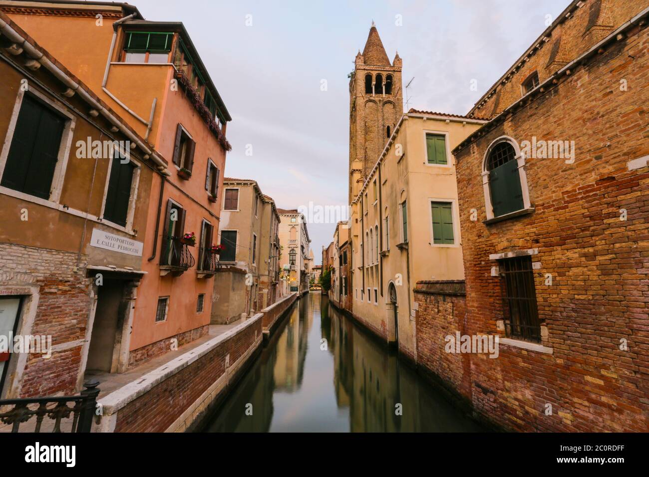 Ein ruhiger Kanal in Venedig, Italien Stockfoto