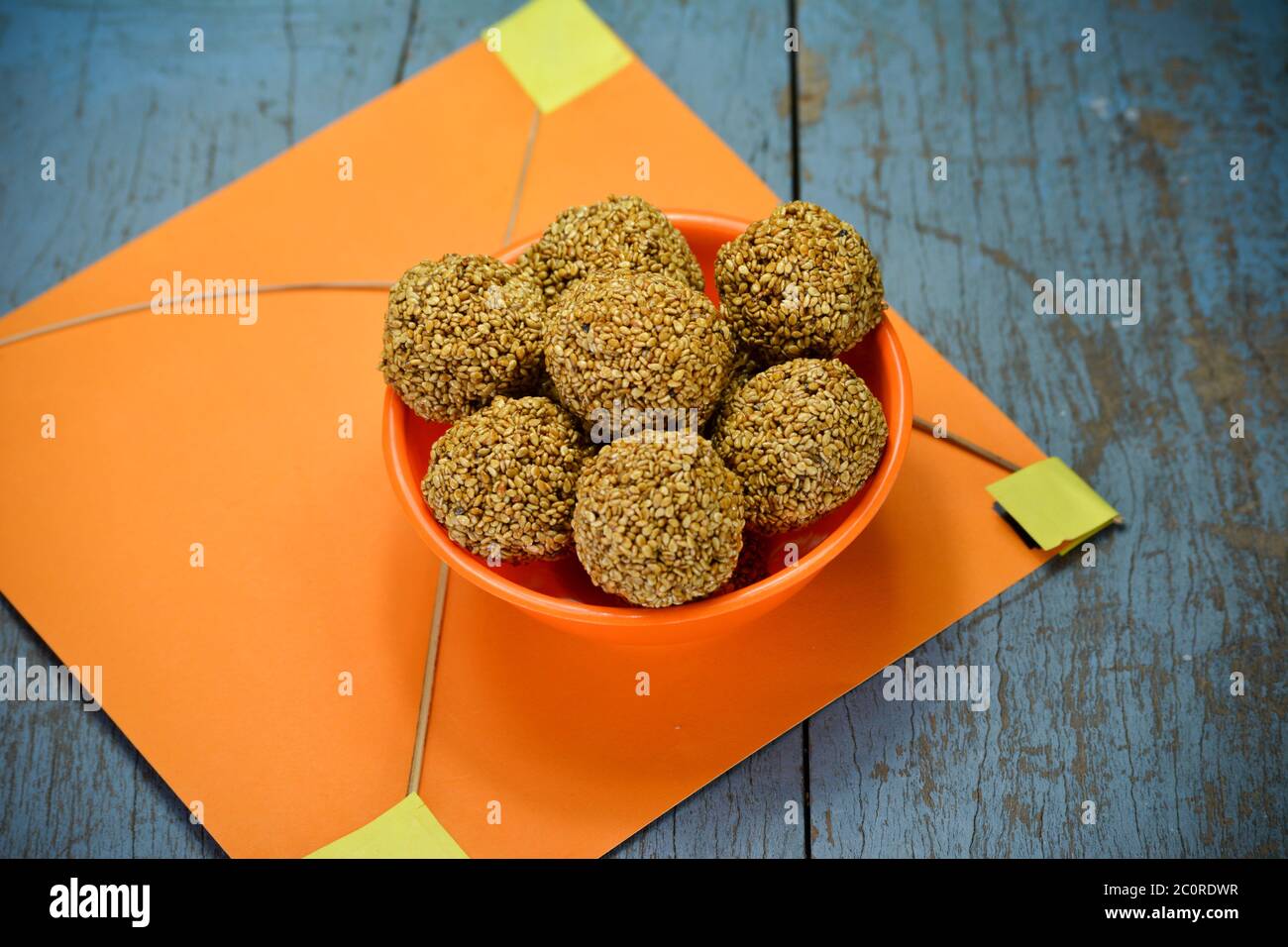 Sesame laddu in Bowl, Makar sankranti Festivalkonzept Stockfoto