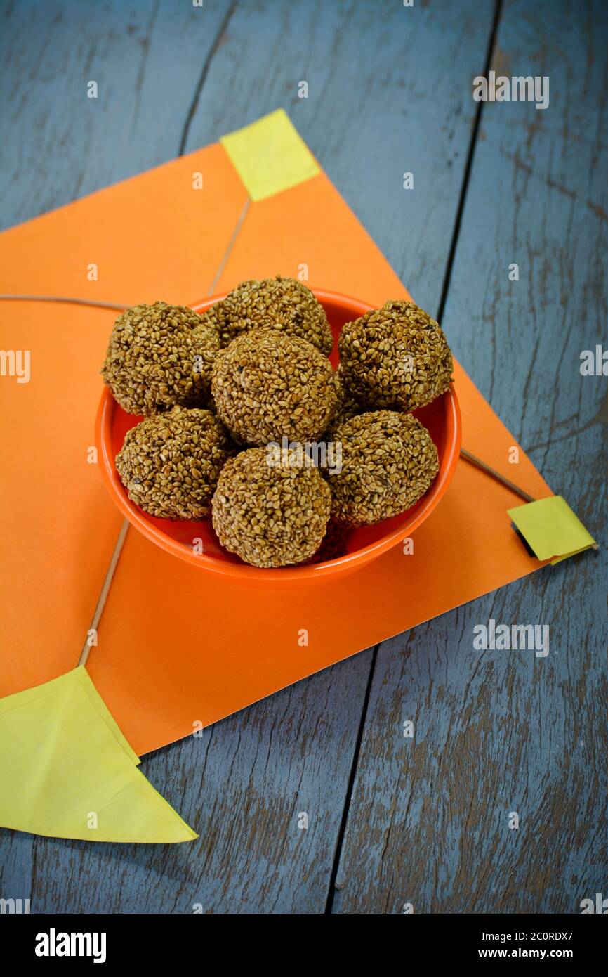Sesame laddu in Bowl, Makar sankranti Festivalkonzept Stockfoto