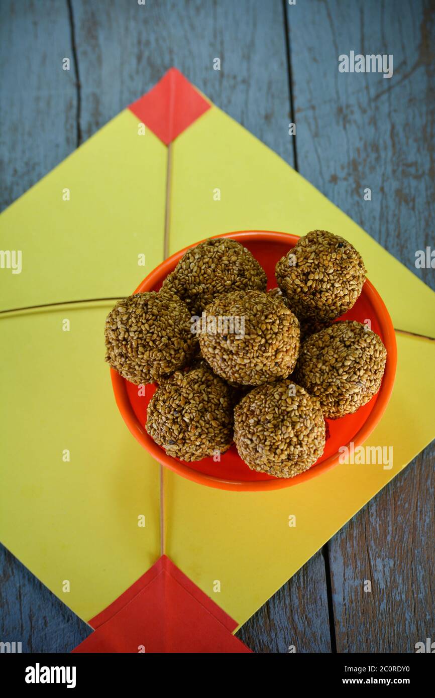 Sesame laddu in Bowl, Makar sankranti Festivalkonzept Stockfoto