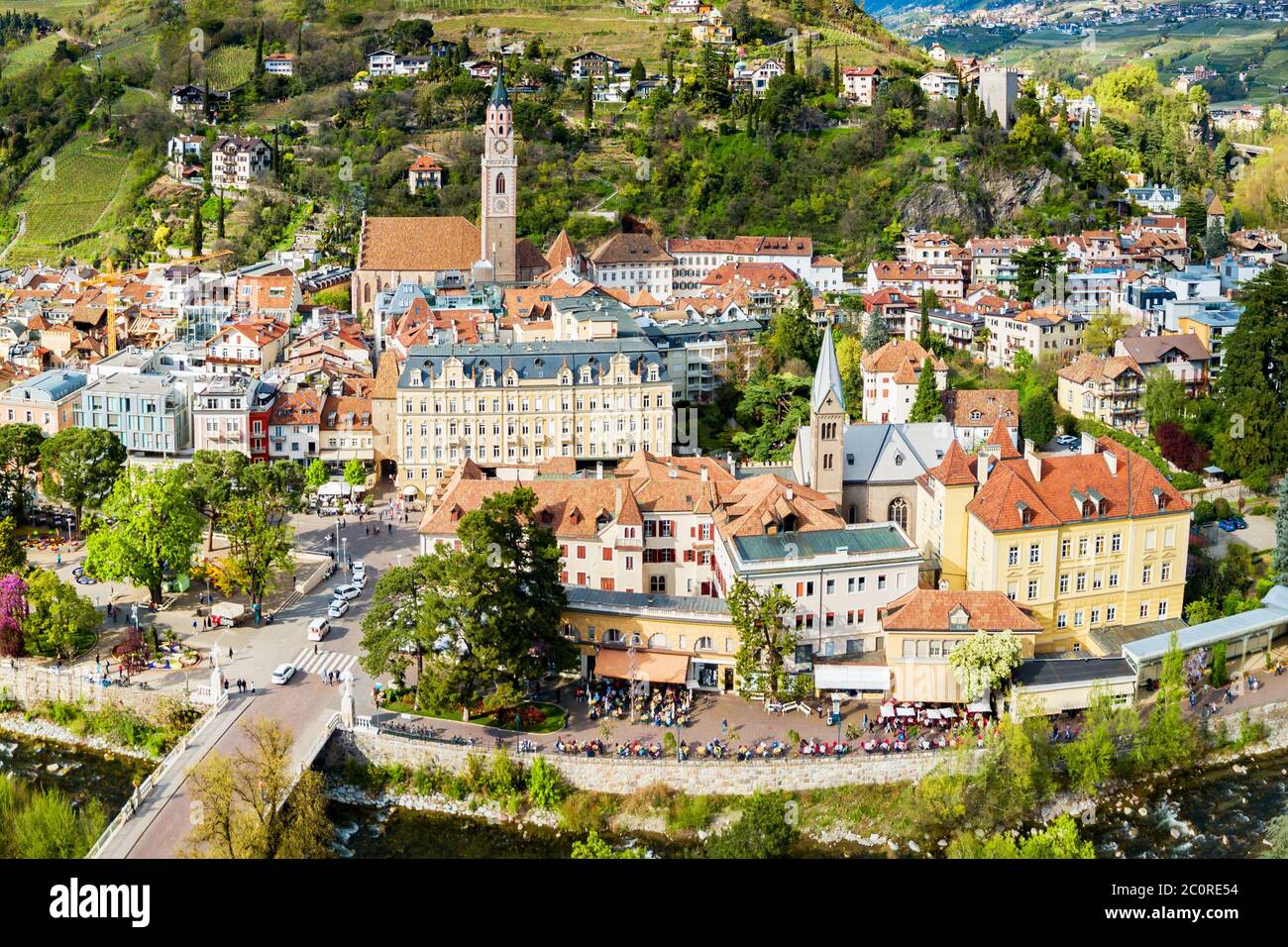 Meran Stadt Antenne Mitte Panoramablick. Meran oder Meran ist eine Stadt in Südtirol in Norditalien. Stockfoto