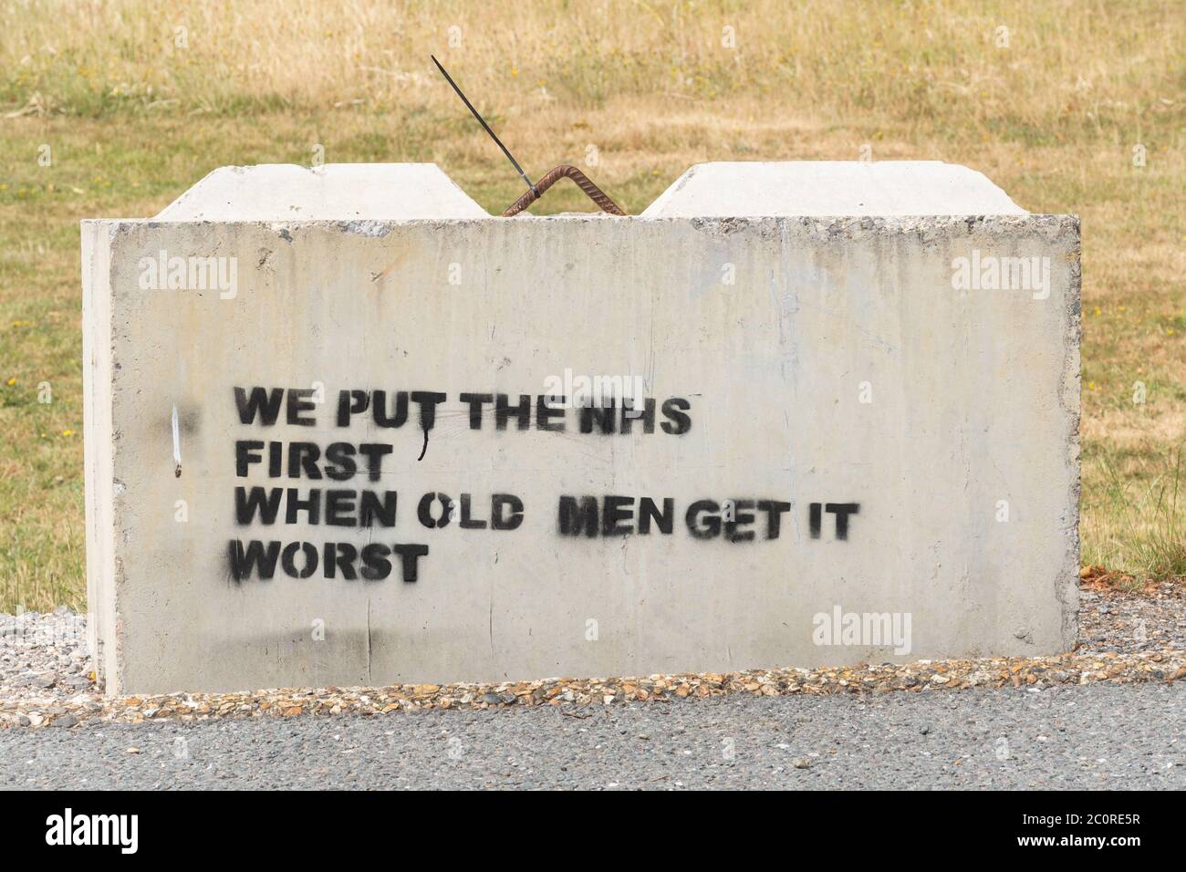 Wir stellen den NHS an die erste Stelle, wenn alte Männer es schlimmer bekommen, Graffiti in Bezug auf Alter mit einem erhöhten Risiko von Coronavirus covid-19, Großbritannien, 2020 verbunden Stockfoto