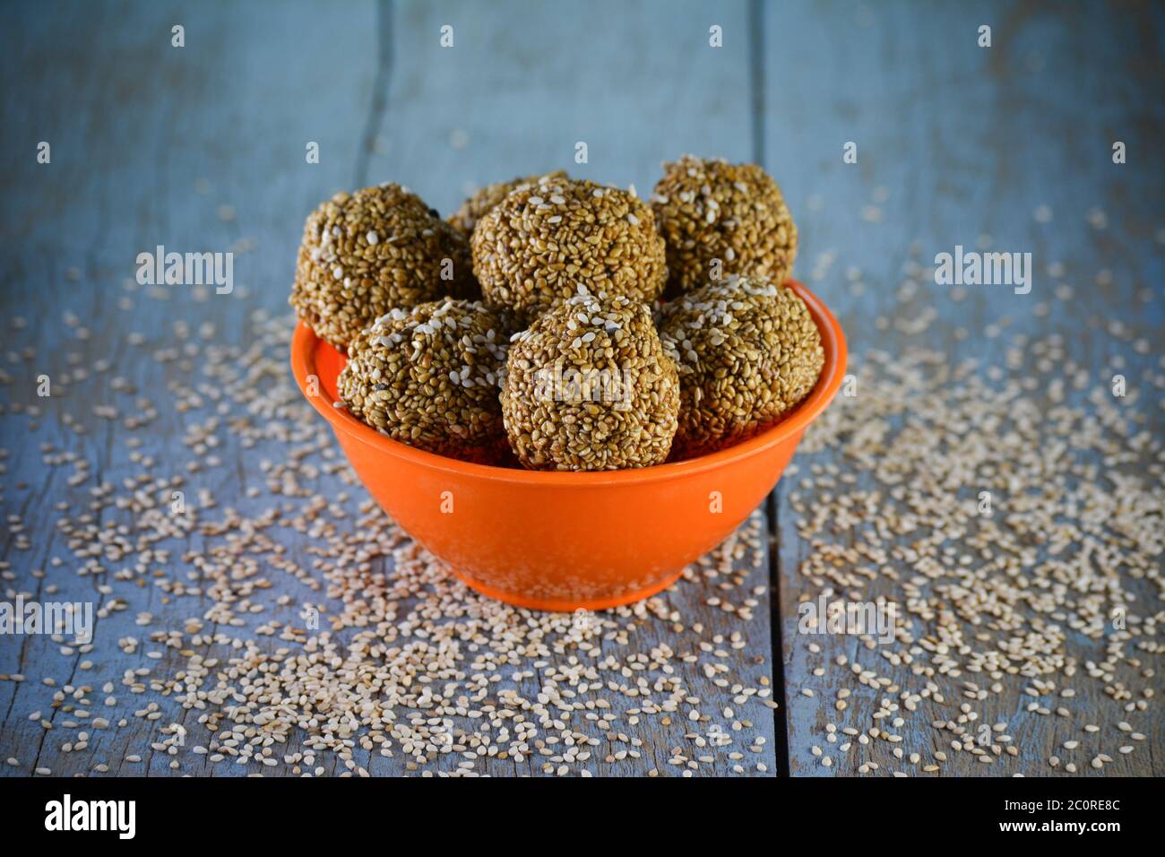 Sesam Laddu in Schale auf Holzhintergrund Stockfoto