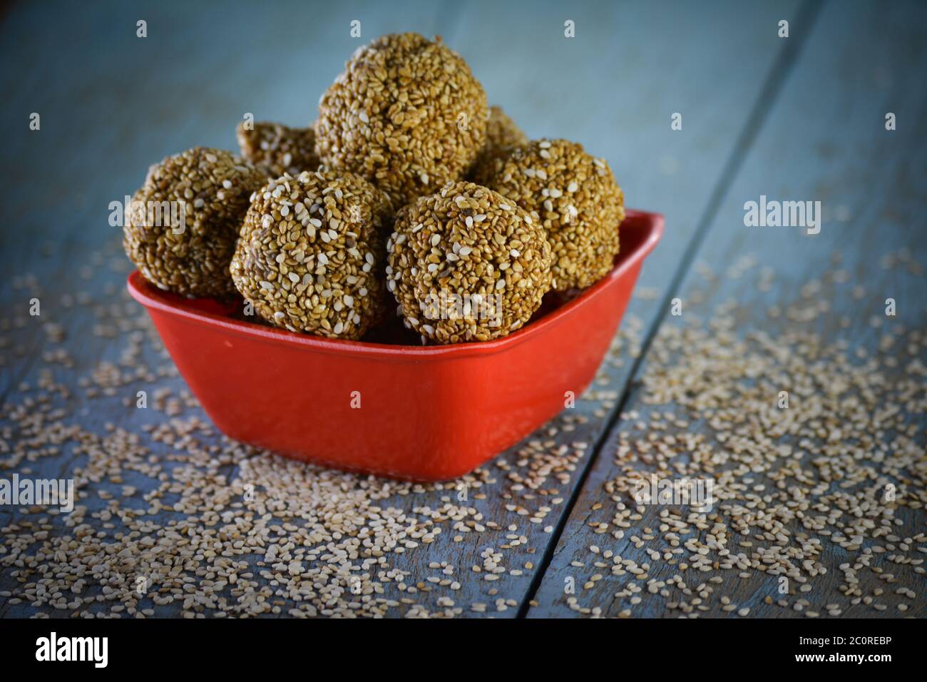 Sesam Laddu in Schale auf Holzhintergrund Stockfoto