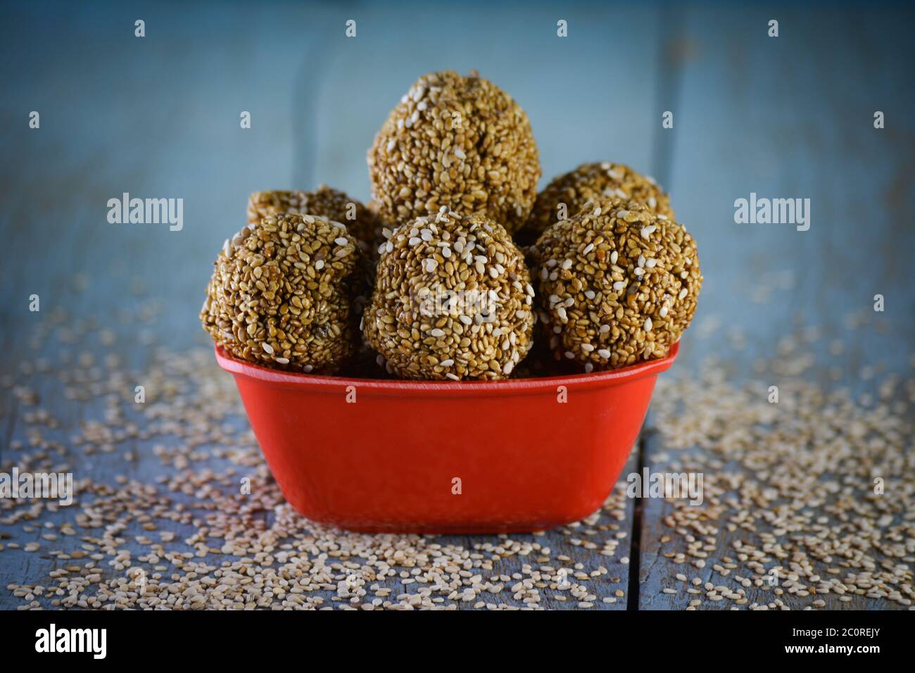 Sesam Laddu in Schale auf Holzhintergrund Stockfoto