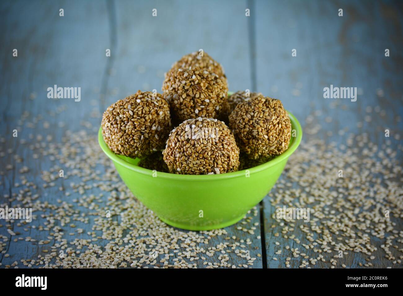Sesam Laddu in Schale auf Holzhintergrund Stockfoto