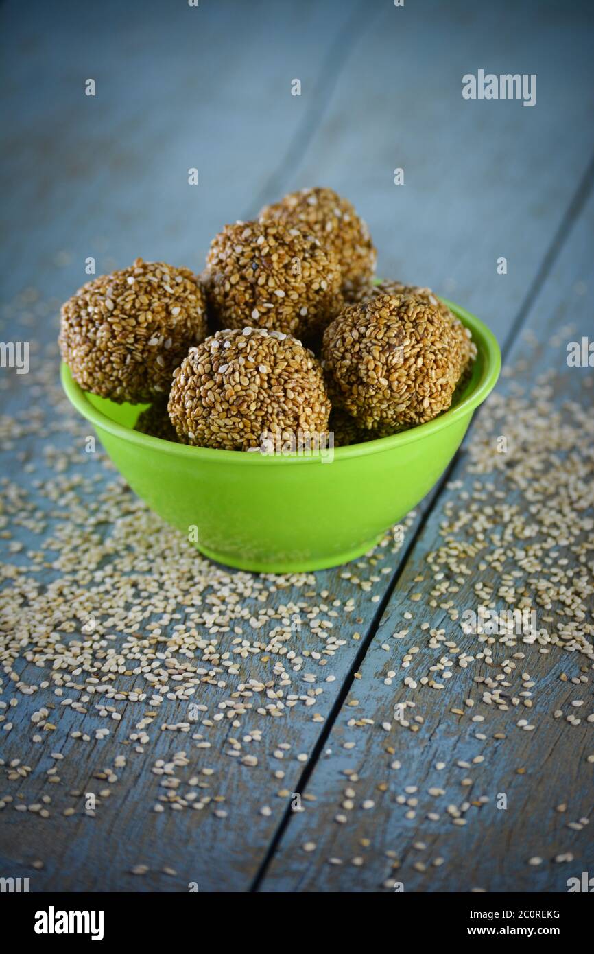 Sesam Laddu in Schale auf Holzhintergrund Stockfoto
