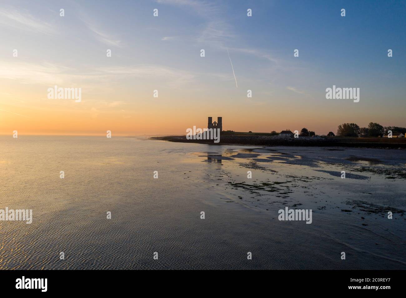 Silhouette der mittelalterlichen Reculver Towers bei Sonnenaufgang, Kent Stockfoto