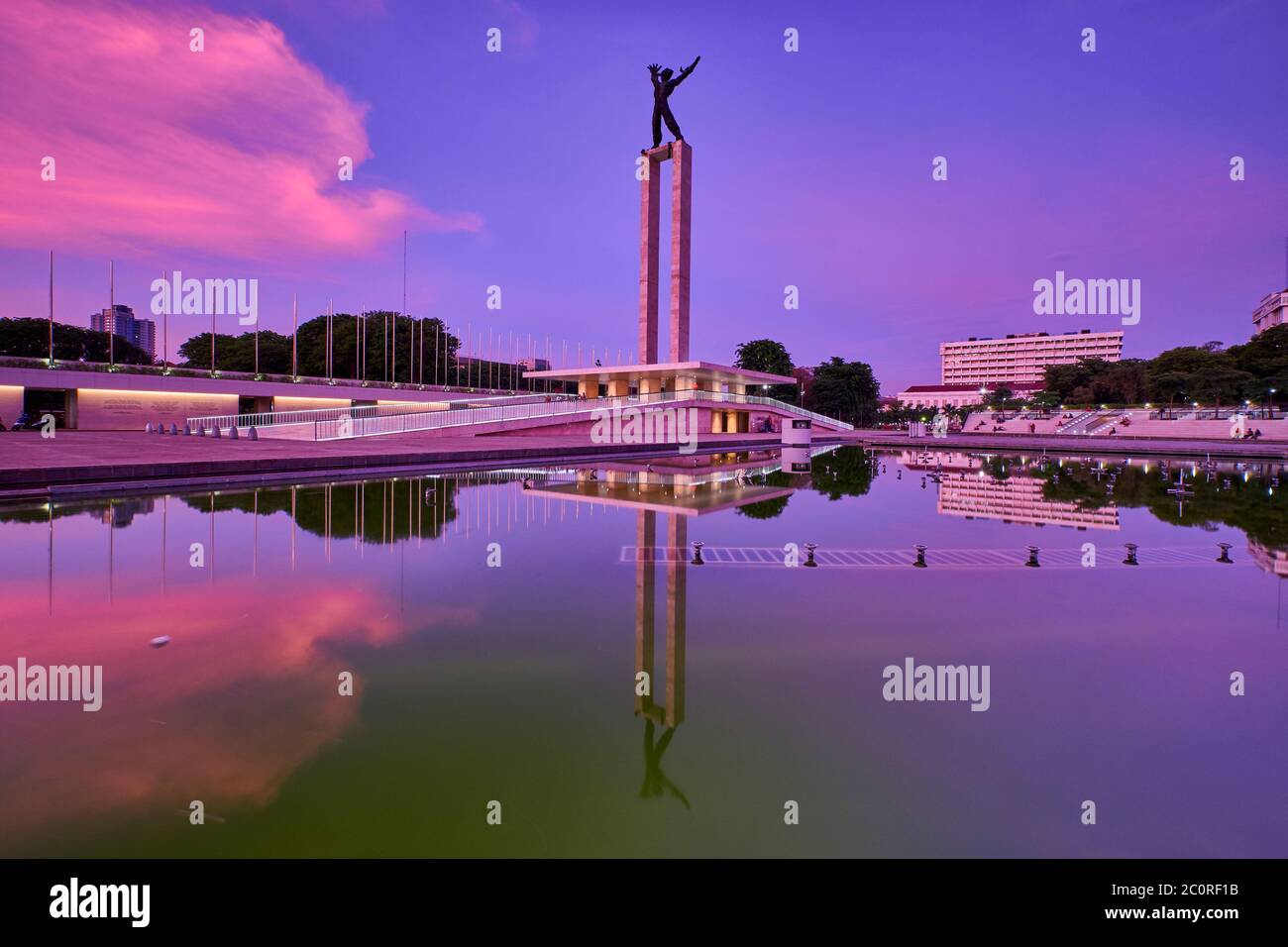 Irian Jaya Liberation Monument, Jakarta im Sonnenuntergang mit Spiegelung des wolkigen Himmels auf dem Wasser Stockfoto