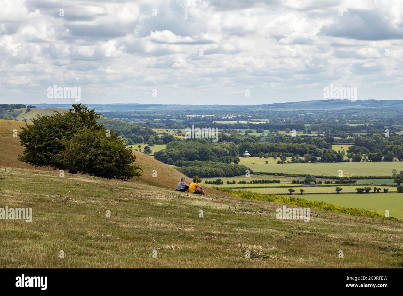 Pärchen genießen den Blick vom Knap Hill auf die Pewsey Downs, Wiltshire, England, Großbritannien Stockfoto
