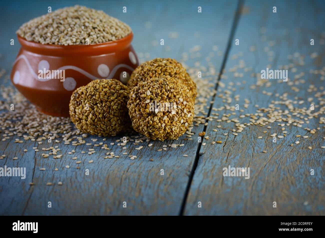 Sesamsamen und Sesam laddu, Indian Festival makar sankranti Konzept Stockfoto