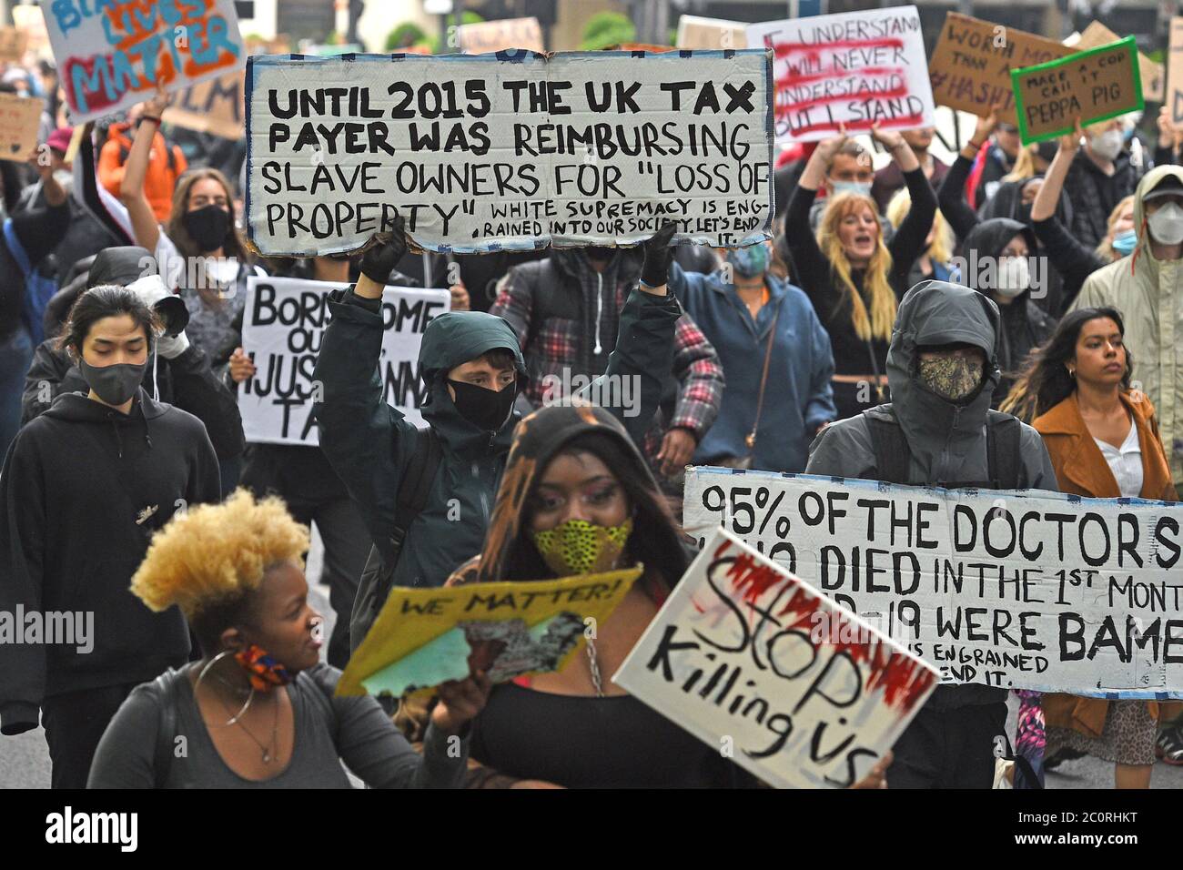 Während eines protestmarsches in London gehen Menschen am Buckingham Palace vorbei. Stockfoto