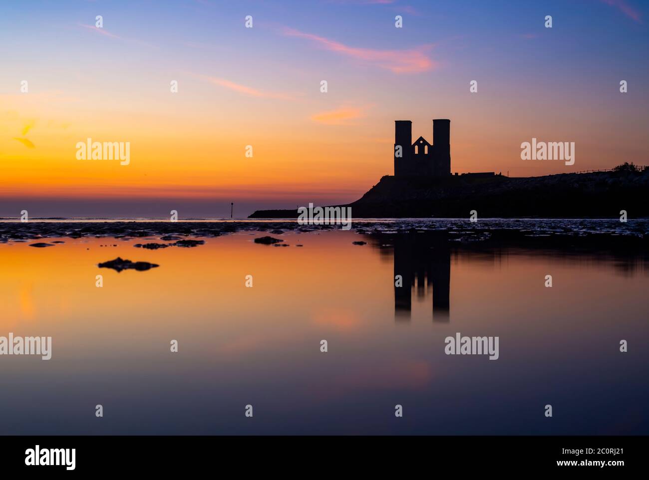 Silhouette der mittelalterlichen Reculver Towers bei Sonnenaufgang, Kent Stockfoto